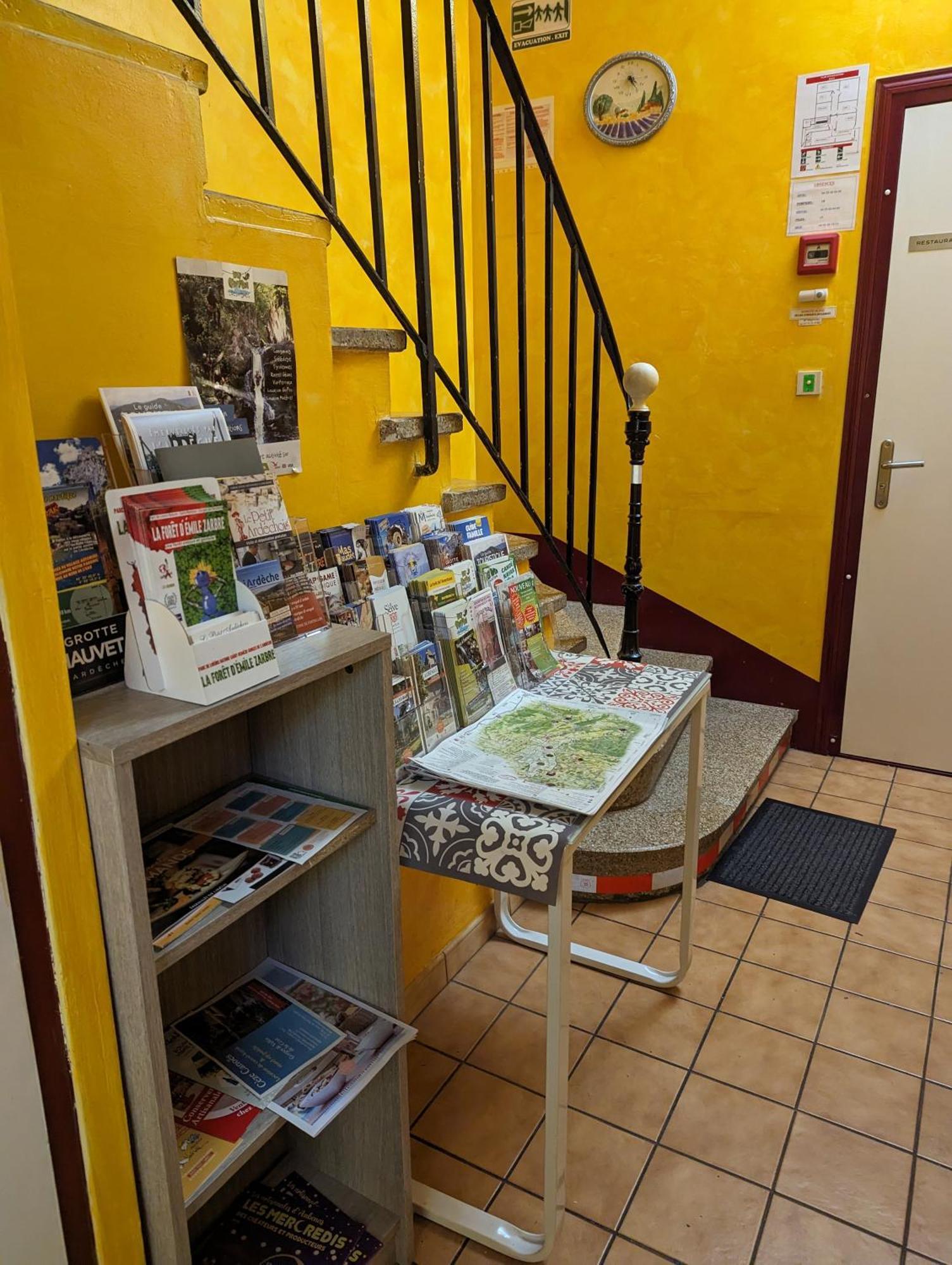 Auberge Des Pins Обена Екстериор снимка